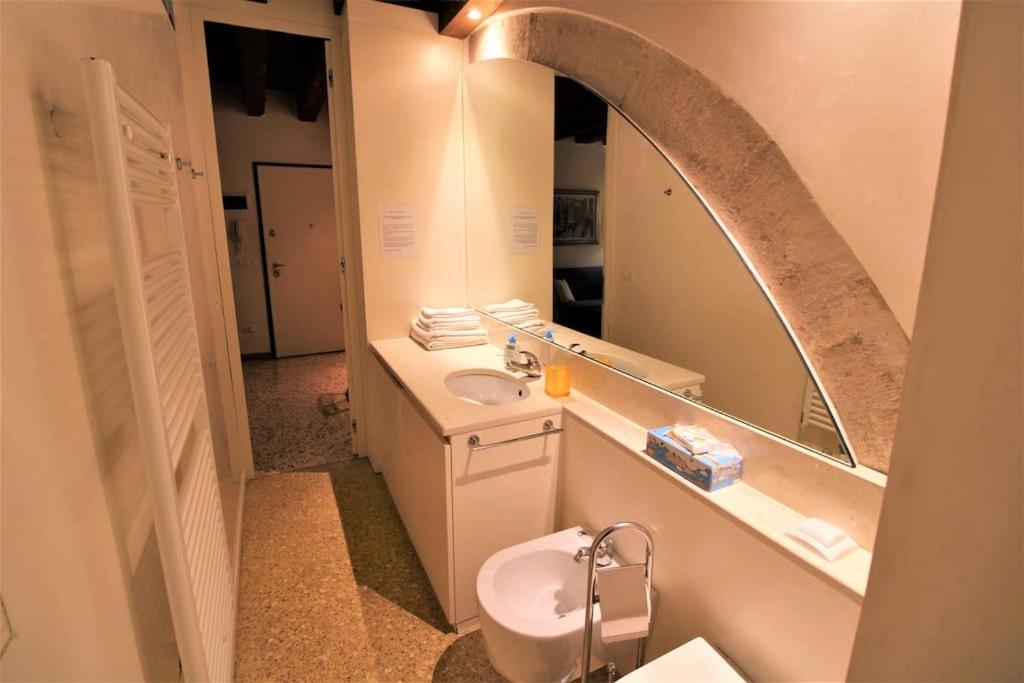 San Marco Charming Apartment With Canal View Венеция Экстерьер фото