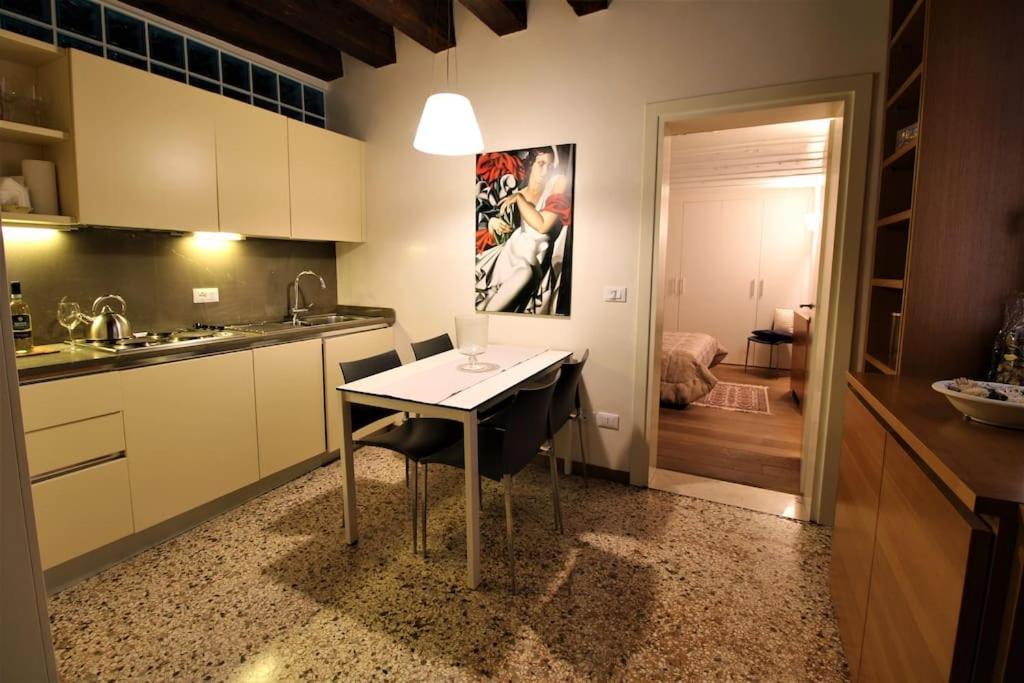 San Marco Charming Apartment With Canal View Венеция Экстерьер фото